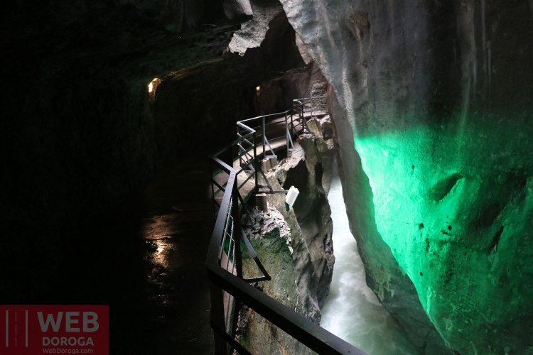 Туннель с подсветкой в Aareschlucht