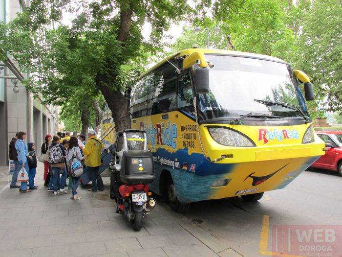 Водный автобус в Будапеште - туристы заходят