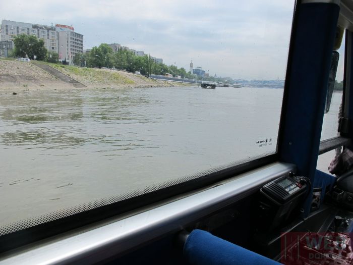 Водный автобус в Будапеште - за окном Дунай