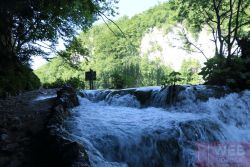 Маленькие водопады между озерами