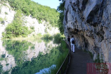 Дорожка под скалами