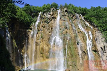 Крупный водопад на скалах Плитвицких озерах