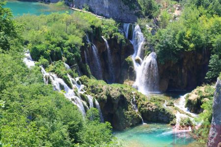 Ущелье с водопадами в Плитвицкие озера