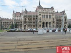Венгерский парламент - вид с остановки трамвая