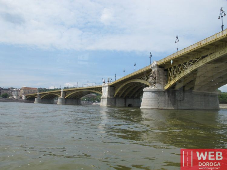 Мост через Дунай в Будапеште - вид с реки