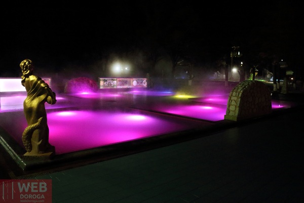 Изумрудный термальный бассейн Косино ночью