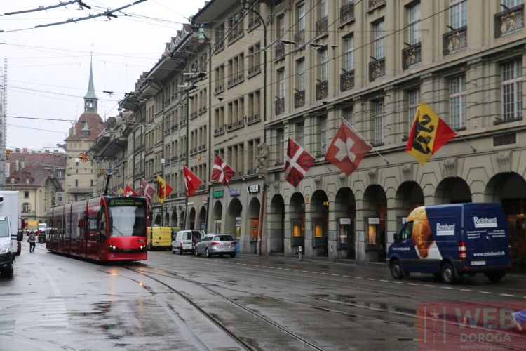 Улицы Берна - везде флаги и трамваи