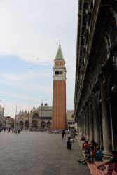 Кампанила собора Святого Марка на площади в Венеции