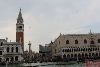 Кампанила собора Святого Марка на площади в Венеции со стороны моря