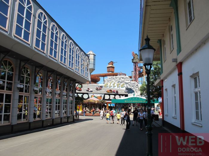 Прогуливаясь между аттракционами в Пратере