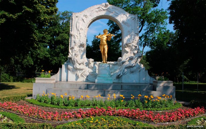 Золотой памятник Штраусу в Городском парке Вены