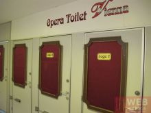 Туалет в опере Вены - кабинки